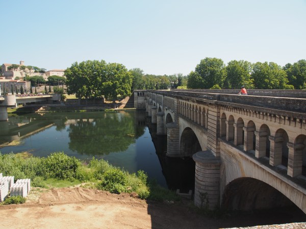 The canal du midi rides over the River L'Orb